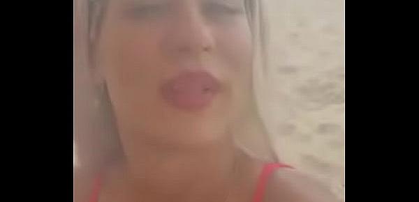  Luna Oliveira mostra a buceta e ganha uma bela chupada na praia